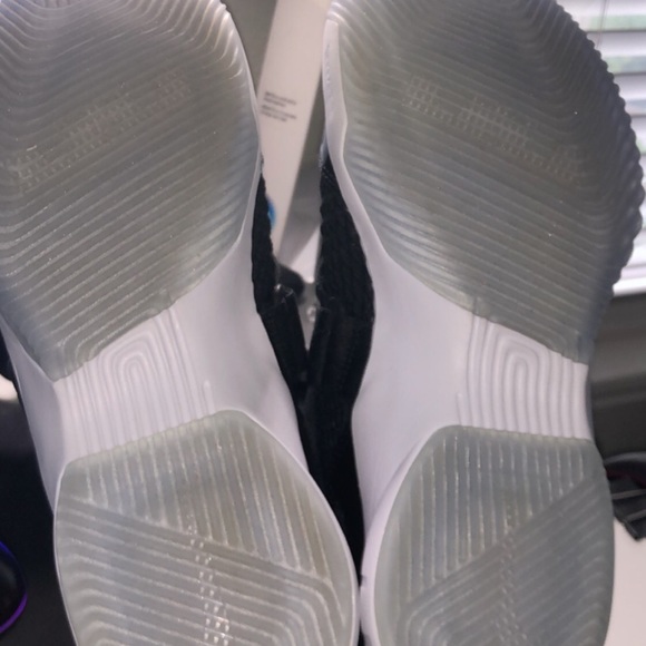 NEW Nike Lebrons Basketball Sneakers - Picture 2 of 2